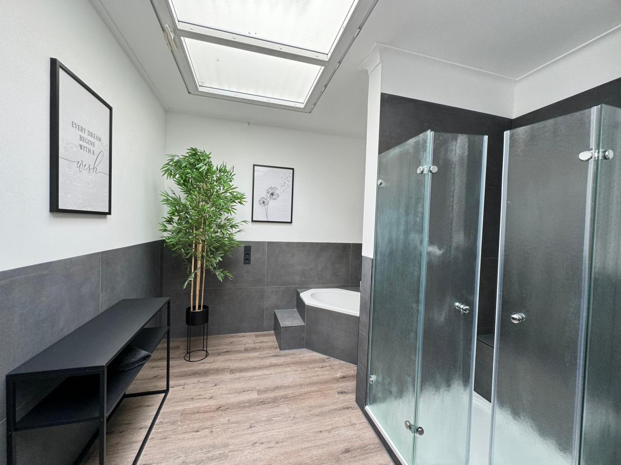 220 Qm Penthouse Wohnung Mit Fahrstuhl - Ohne Spa มานไฮม์ ภายนอก รูปภาพ